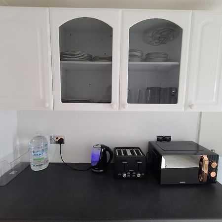 Roomz-Gatwick-London-Airport Parking-Travel Service Ifield Extérieur photo
