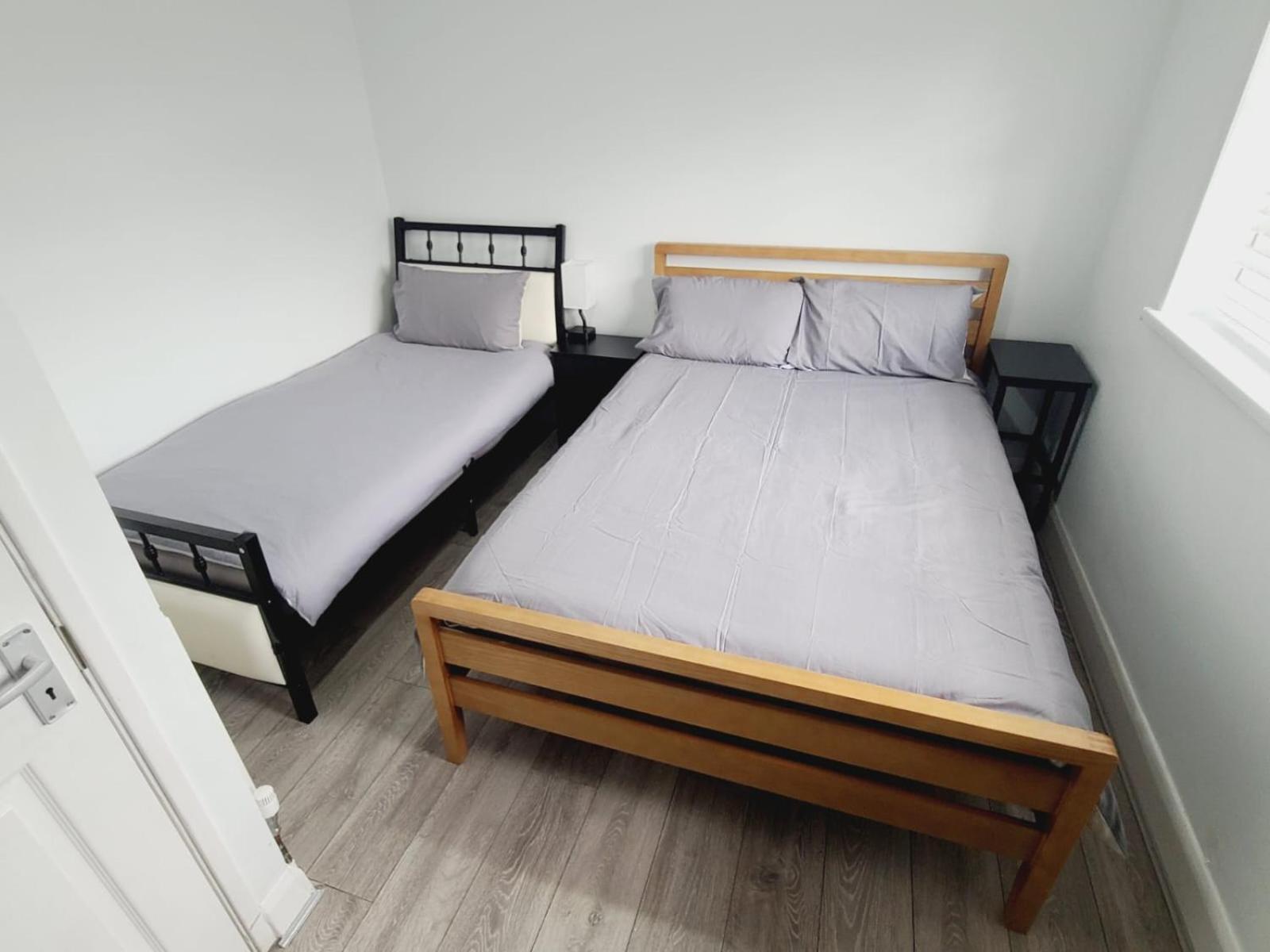 Roomz-Gatwick-London-Airport Parking-Travel Service Ifield Extérieur photo