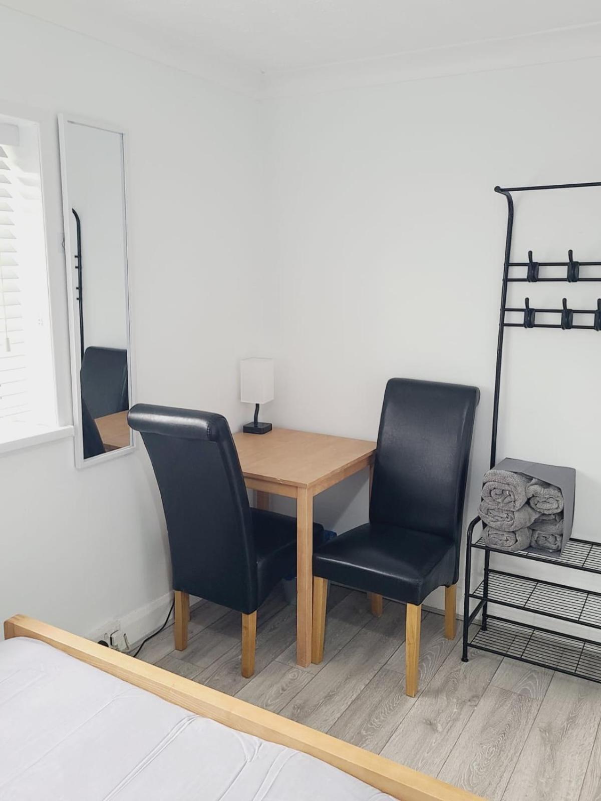Roomz-Gatwick-London-Airport Parking-Travel Service Ifield Extérieur photo