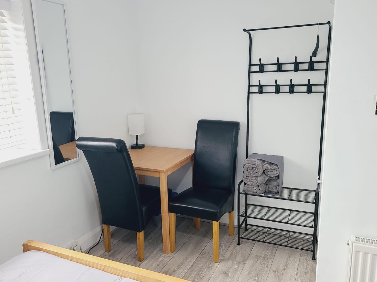 Roomz-Gatwick-London-Airport Parking-Travel Service Ifield Extérieur photo