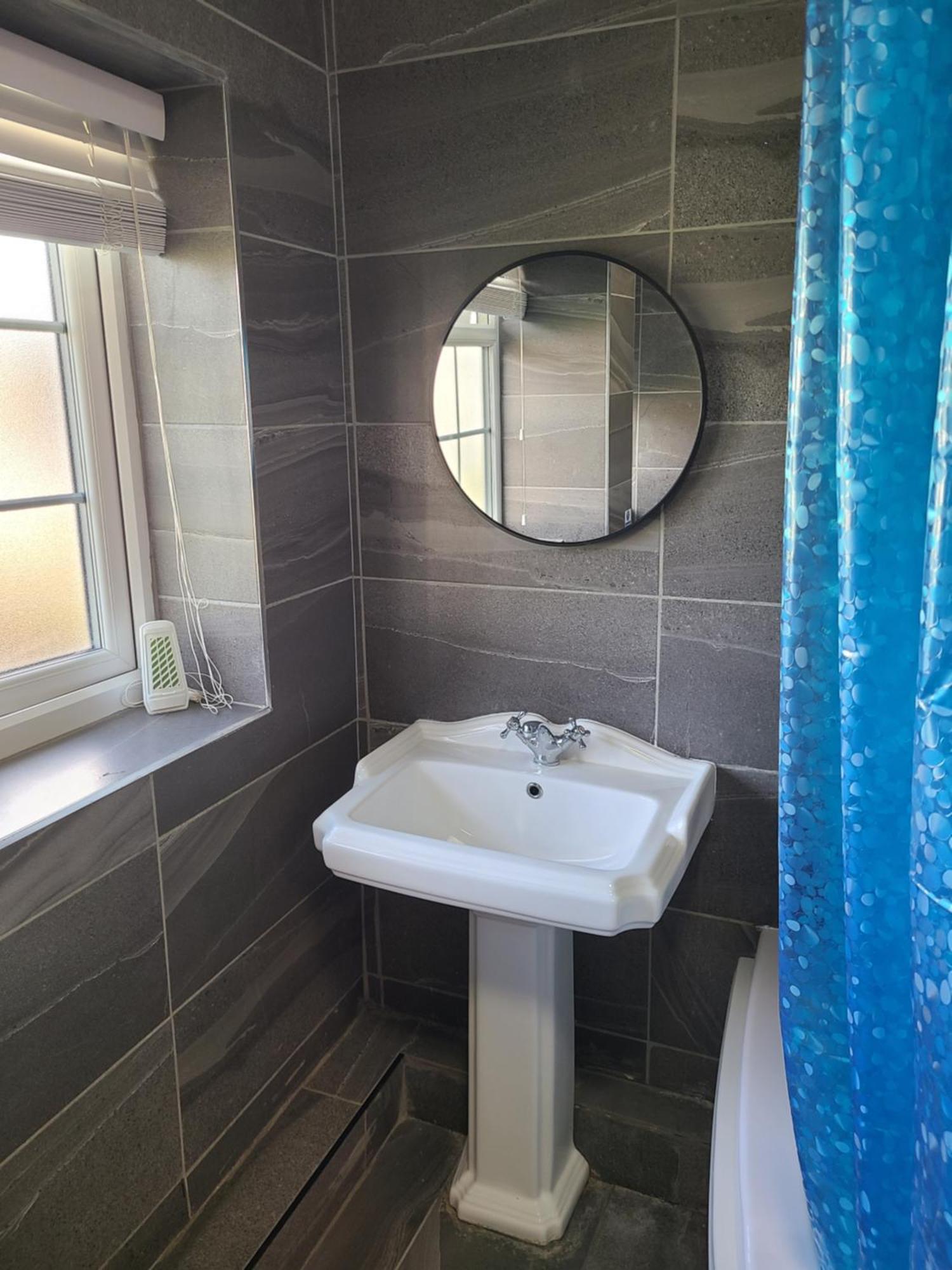 Roomz-Gatwick-London-Airport Parking-Travel Service Ifield Extérieur photo