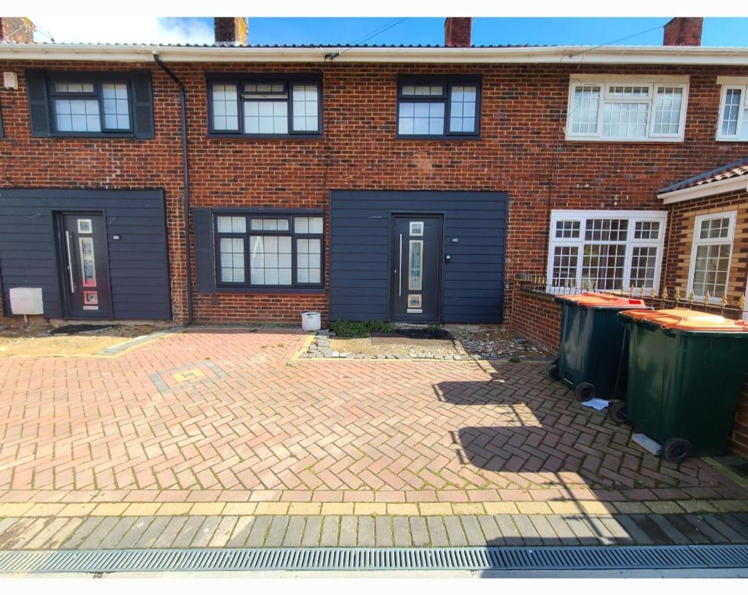 Roomz-Gatwick-London-Airport Parking-Travel Service Ifield Extérieur photo