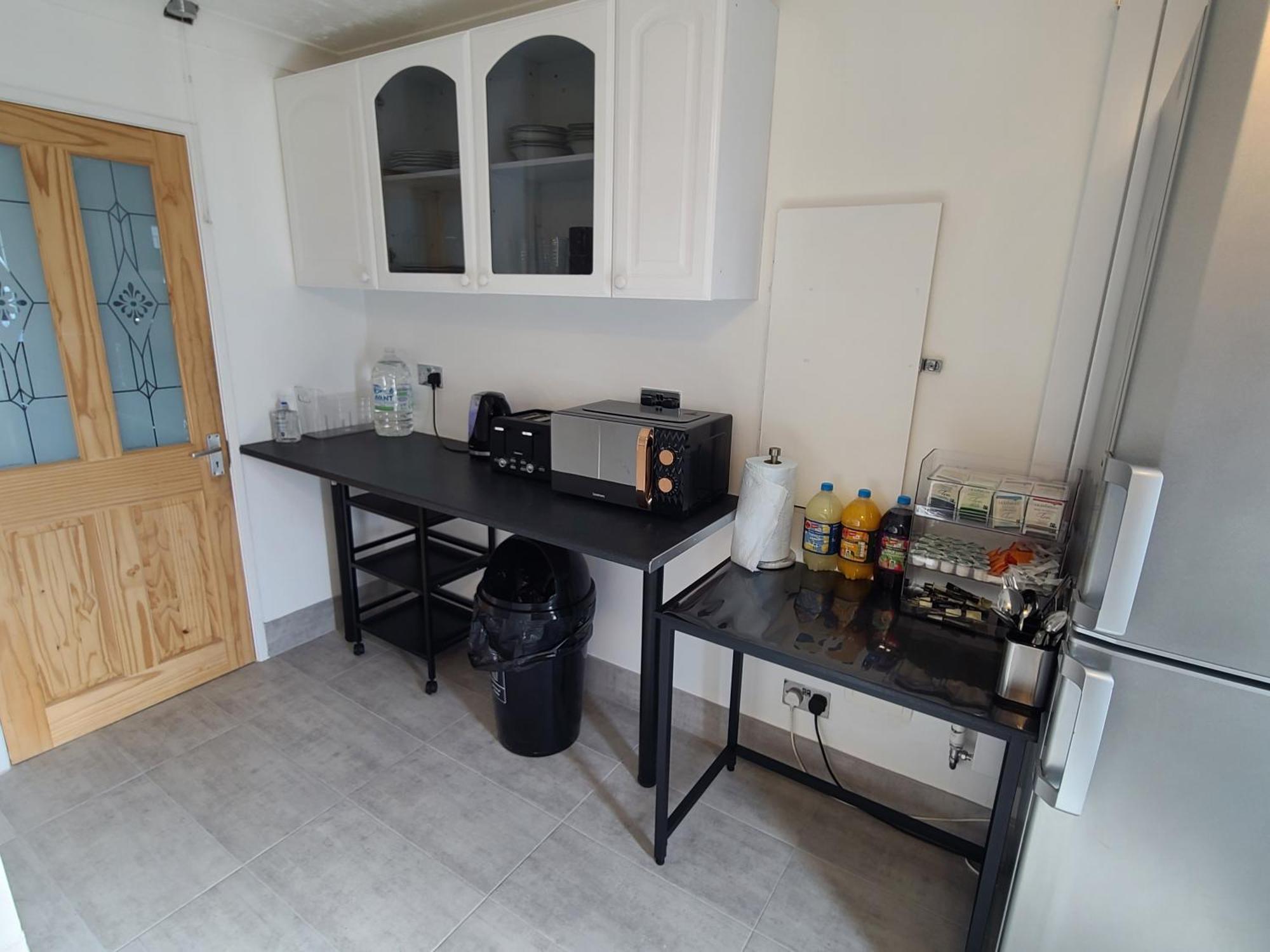 Roomz-Gatwick-London-Airport Parking-Travel Service Ifield Extérieur photo