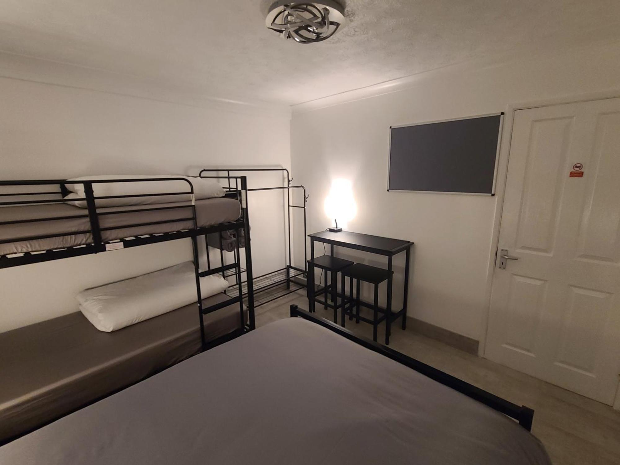 Roomz-Gatwick-London-Airport Parking-Travel Service Ifield Extérieur photo