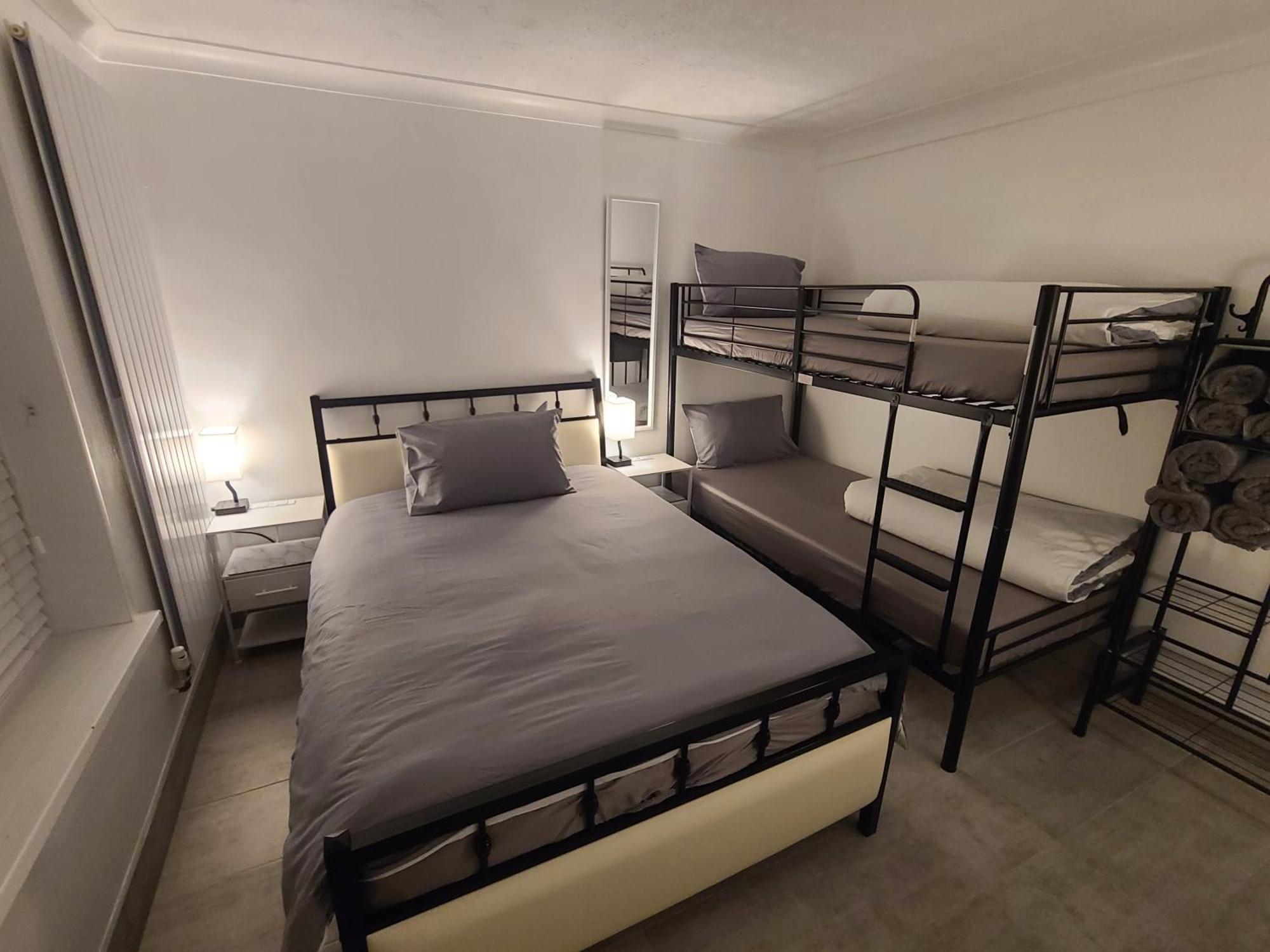 Roomz-Gatwick-London-Airport Parking-Travel Service Ifield Extérieur photo