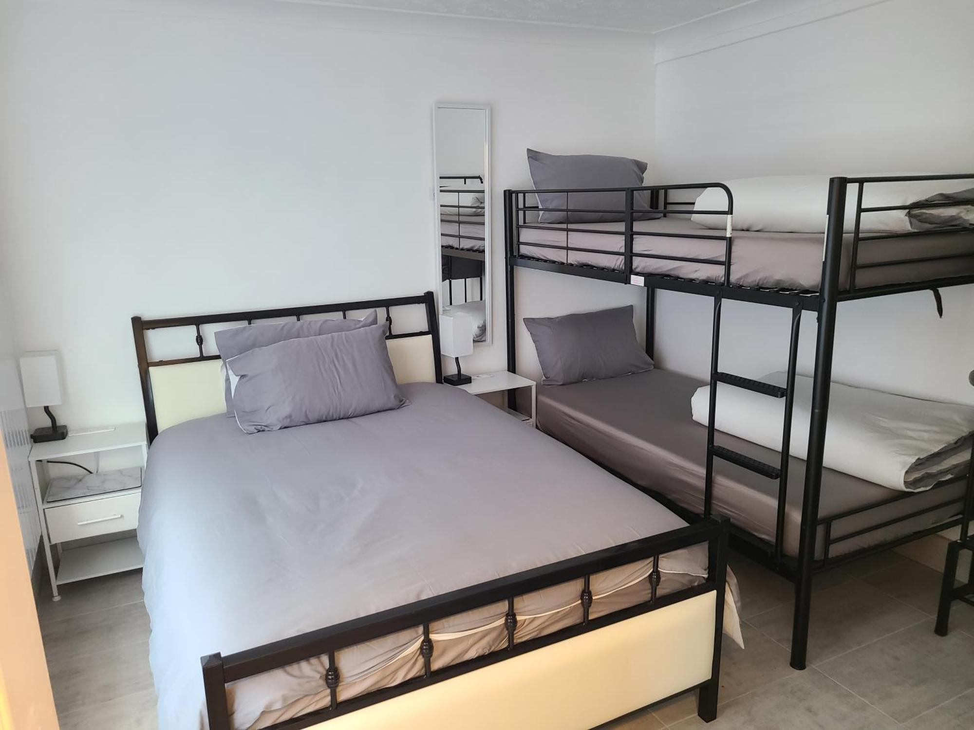 Roomz-Gatwick-London-Airport Parking-Travel Service Ifield Extérieur photo